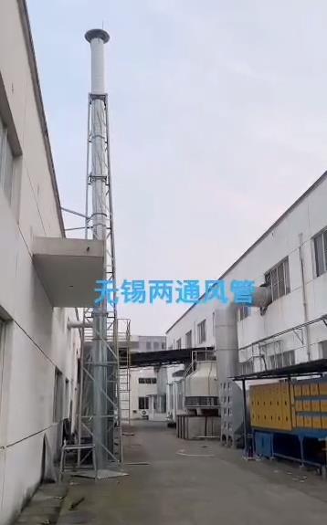 兩套油煙排放凈化工程結(jié)束，304不銹鋼焊接風(fēng)管，兩個(gè)煙囪
